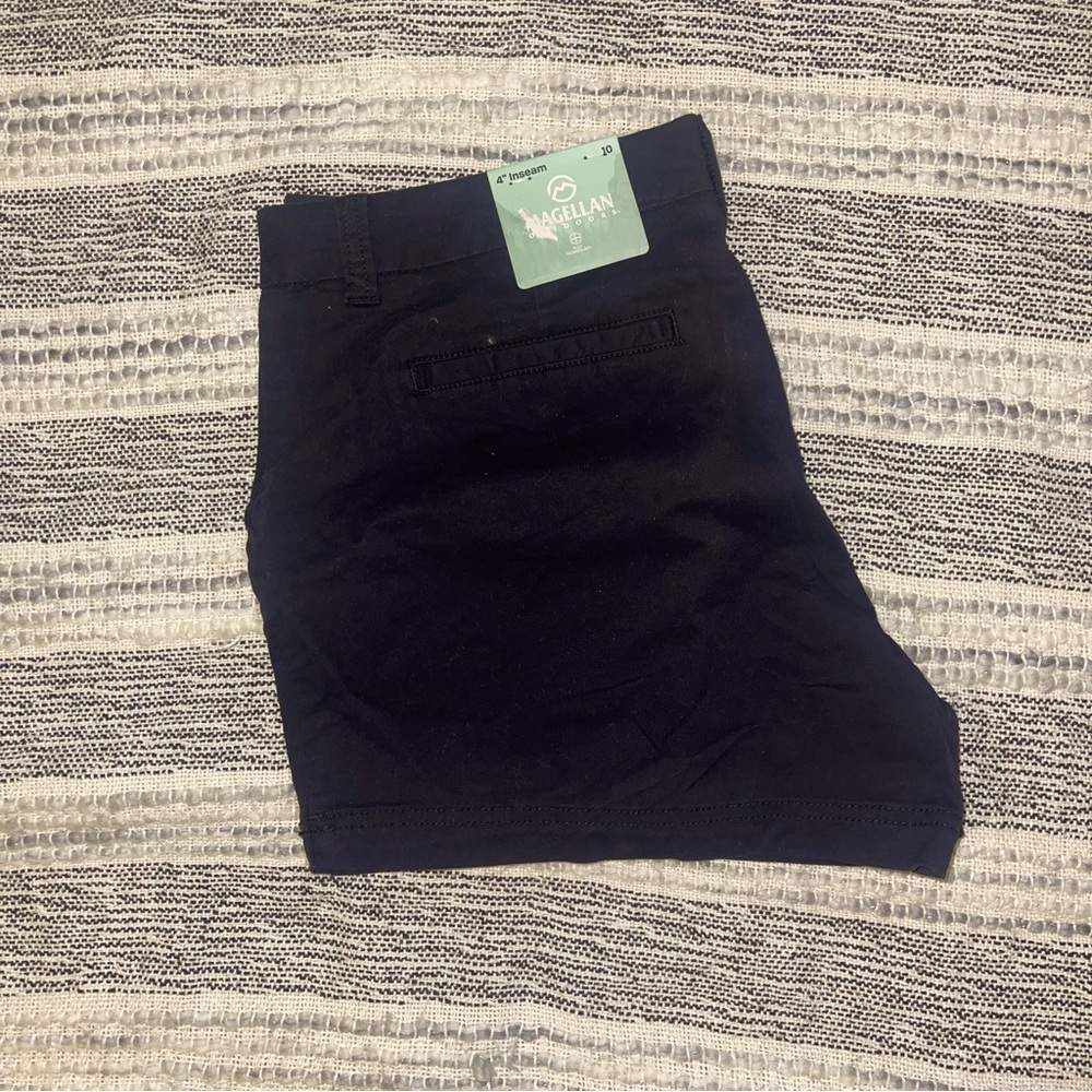 Women’s Magellan. Happy Camper. Size 10